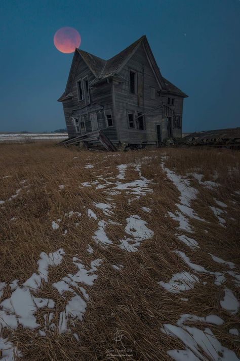 Apocalypse Home, Environmental Campaign, Abandoned World, Folk Horror, Horror Aesthetic, Crooked House, Creepy Houses, Abandoned House, American Gothic