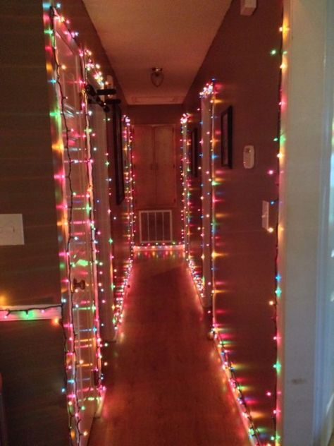 Christmas Lights Inside, Ideas Decoracion Navidad, Christmas Hallway, Indoor Christmas Lights, Christmas Decorations Apartment, Hanging Christmas Lights, Classic Christmas Decorations, Christmas Apartment, Christmas Decor Inspiration