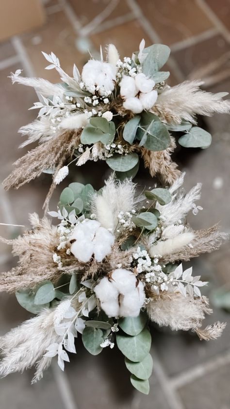 Arrangements for the wedding table or Table garland in different lengths eucalyptus garland with cotton and dried flowers It consists of fresh eucalyptus, which then dries up, and various dried flowers and cotton blossoms As always, you can also request a special product The cylinders are also available in the shop Simple Greenery Centerpiece Wedding, Eucalyptus Garland Wedding Table, Natural Minimalist Wedding, Eucalyptus Decoration, Wedding Eucalyptus Decor, Pampas Arrangement, Eucalyptus Wedding Color Scheme, Cotton Wedding Decor, Eucalyptus Wedding Decor