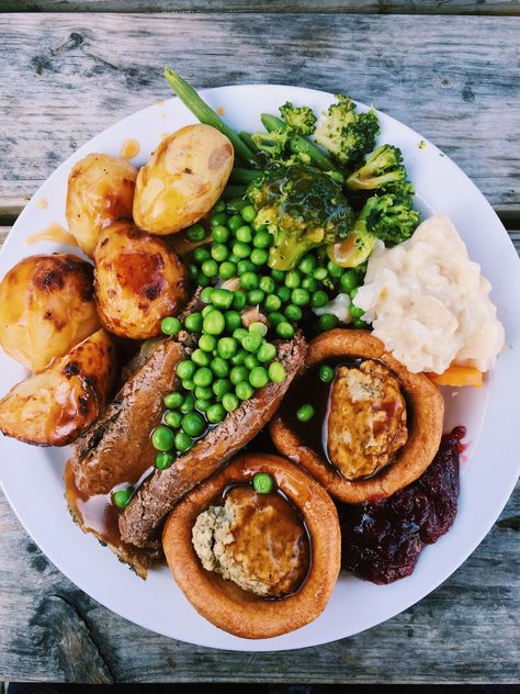 Sunday roast dinners are big in Britain. Now this food trend is taking over the world thanks to a TikTok food trend that highlights this classic British meal. Featuring roast beef (or another shareable protein), “crispy roasties” (roasted potatoes), vegetables, and beef gravy, Sunday roast dinner is a cozy way to dine. English Roast, England Food, Sunday Roast Dinner, Popover Recipe, Parmesan Roasted Cauliflower, Country Food, Herb Stuffing, Sunday Dinner Recipes, Roasted Cabbage