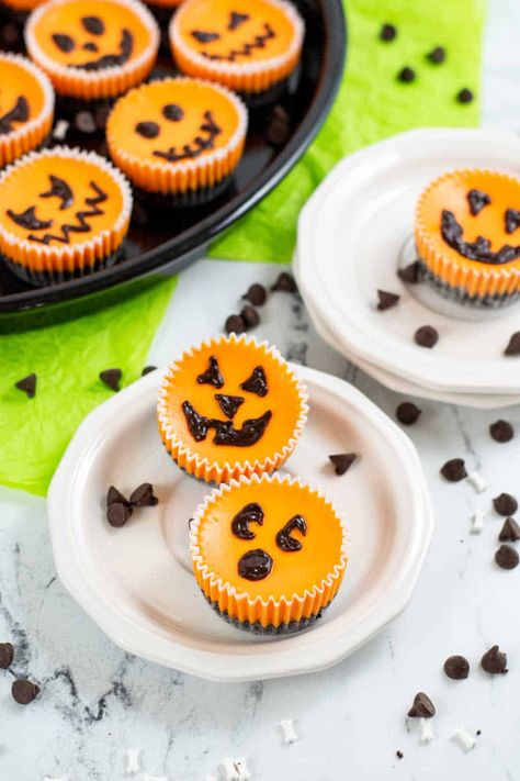 Looking for a delicious and festive treat for your Halloween party? These mini cheesecakes are easy to make, creamy, delicious, and spooky! Mini Cheesecake Halloween, Mini Cheesecakes Halloween, Mini Halloween Cheesecakes, Halloween Mini Cheesecakes, Holiday Desserts Halloween, Work Desserts, Witchy Tea, Halloween Cheesecake, Lantern Party