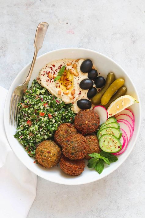 Diet Menu Ideas, Cava Falafel Recipe, Healthy Lunch Vegan, Chickpea Vegan Recipes, Falafel Photography, Spicy Falafel Recipe, Falafel Meal, Falafel Plate, Authentic Falafel Recipe