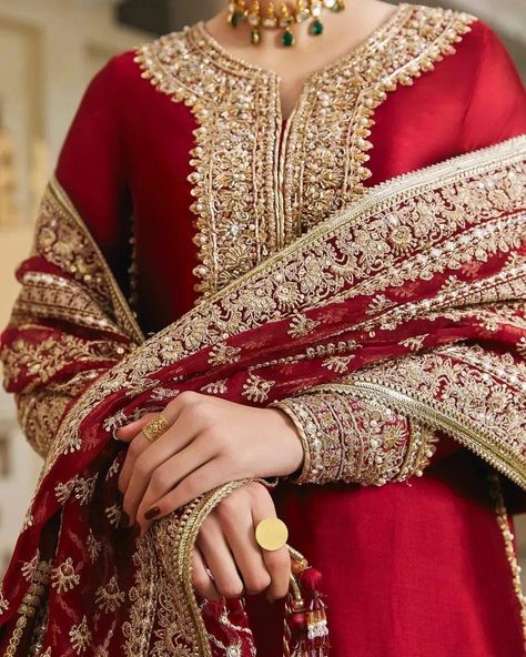 Red Kurta Set, Kanwal Malik, Shadi Dresses, Red Kurta, Pakistani Formal Dresses, Velvet Dress Designs, Bridal Dresses Pakistan, Pakistani Wedding Dress, Desi Fashion Casual