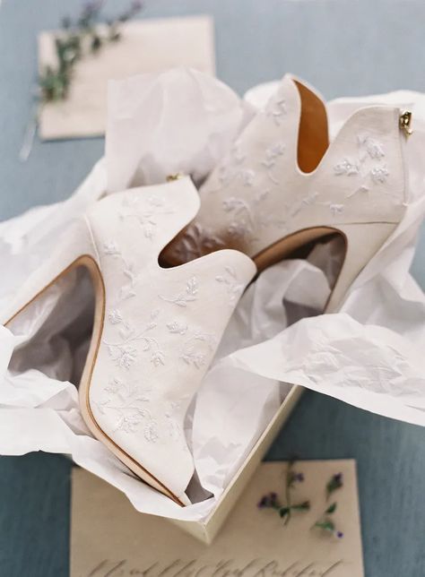 Wedding Details Unique, Winter Wedding Shoes, Belle Shoes, Classic Black Boots, Peony White, Wedding Shoes Vintage, How To Dress For A Wedding, Stylish Bride, Wedding Shoes Comfortable