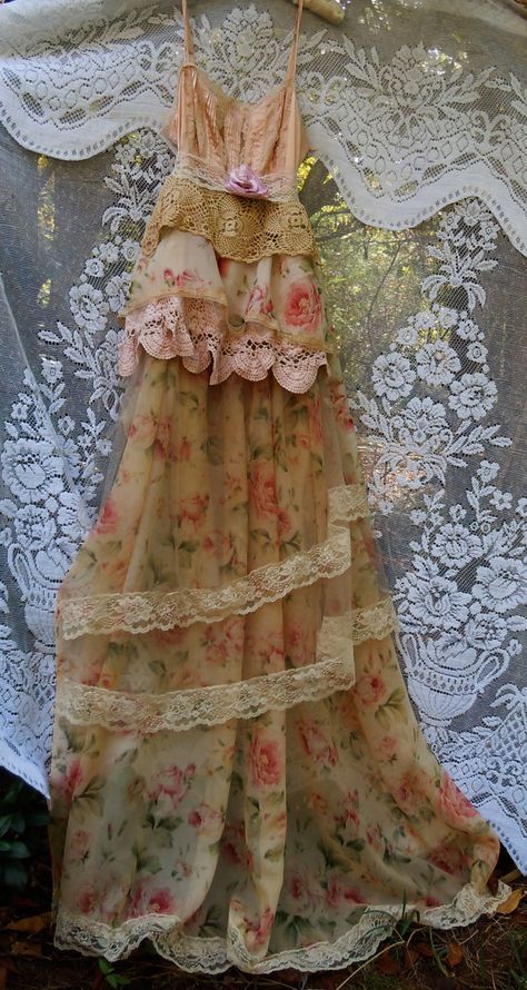 Lace+floral+dress++beige+tea+stained+wedding+by+vintageopulence Cute Soft Dresses, Vintage Garden Party Dress, Pink And Beige Outfits, Vintage Floral Fashion, Boho Bridesmaids Dresses, Vintage Floral Wedding Dress, Vintage Graduation Dress, Cute Vintage Clothes, Vintage Bridesmaids Dresses