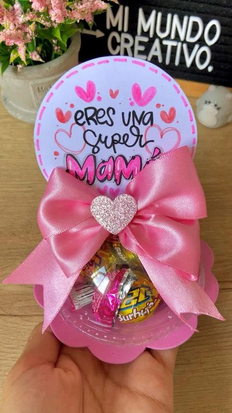 Te dejo por aqui una idea sencillita y que te sacara de apuros 💖 Día 2/12 realizando regalo para mamá #manualidades #creatividad #mamá Creative Gift Baskets, Kraft Paper Crafts, Handmade Christmas Crafts, Diy Resin Crafts, Diy Crafts For Kids, Thank You Gifts, Creative Gifts, San Valentino, Small Gifts