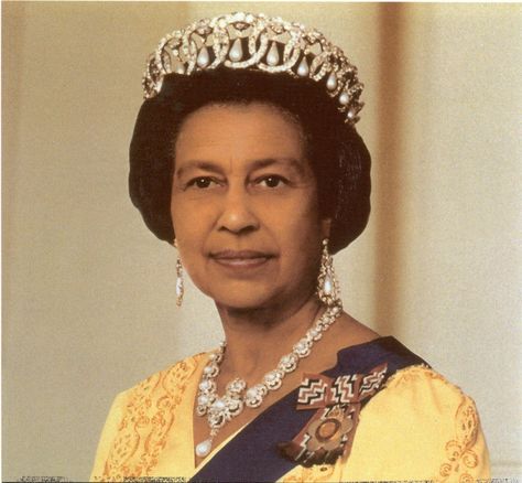 Shocking news from the Palace - Queen Elizabeth II is black. This fact has been carefully hidden from public eyes for all those years, and now the secret is out. Tibor Kalman, Girly Tomboy, British Royal Family News, Black Royalty, Black Fact, African Royalty, Black Indians, Elisabeth Ii, Black Knowledge