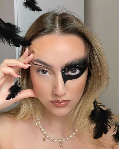 Halloween Black Angel Makeup, Black Costume Makeup, Black Swan Make Up, Black Swan Makeup Halloween, Black Swan Costume Halloween, Black Swan Halloween, Black Swan Bts, Black Swan Makeup, Swan Makeup