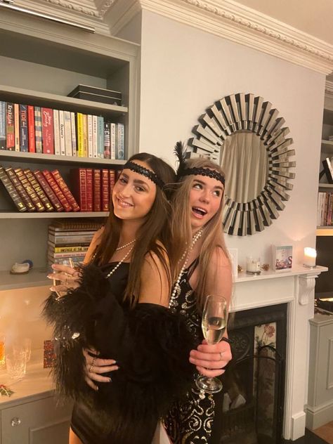 Halloween Classy Costume, Flapper Girls Halloween Costume, Flapper Costume Aesthetic, Flappers Costumes, Outfit Carnevale, Great Gatsby Halloween Costume, Flapper Halloween Costumes, Flapper Girl Halloween Costume, 1920s Halloween Costume