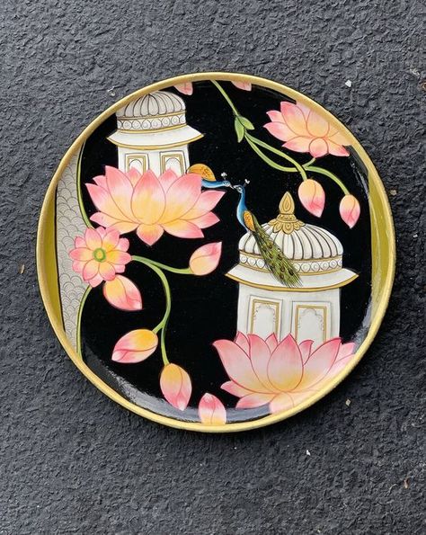 Pichwai Plates, Painted Mirror Art, Pichwai Paintings, Wall Art Crafts, Art And Craft Videos, Art Decor Diy, Wall Art Hanging, Round Canvas, Indian Folk Art