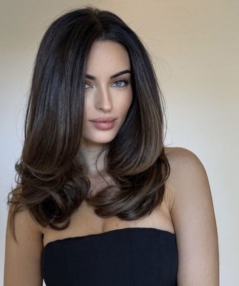 Haircut Long Hair Layered, Brunette Middle Part, Brown Brunette Balayage, Hair Color Trends For Brunettes, Middle Length Hair, Dark Hair Color, Layered Haircut Ideas, Brown Hair Trends, Long Hair Trends