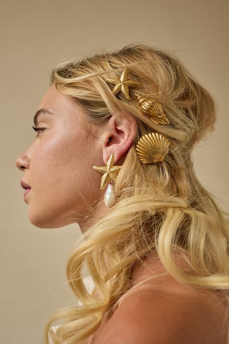 Unleash your inner coastal goddess with our new Serena Shells Clips. These luxe seashell clips will elevate your look, perfect for an elegant and editorial style. Wear them in sets for an editorial touch. Antique 14k gold Made in NYC. Accessories Beach, Seashells Accessories, Shells Earrings, Seashell Jewelry Ideas, Hair Gold Accessories, Mermaid Hair Clip, Mermaid Flower Crown, Seashell Earrings Aesthetic, Beach Goddess