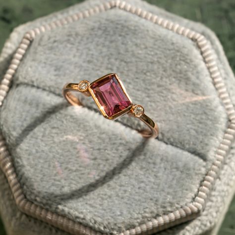 Pink Stone Rings, Ethical Engagement Ring, Pink Emerald, Pink Tourmaline Ring, Jewels Rings, Three Stone Ring, Tourmaline Jewelry, Natural Gemstone Jewelry, 18k Gold Ring