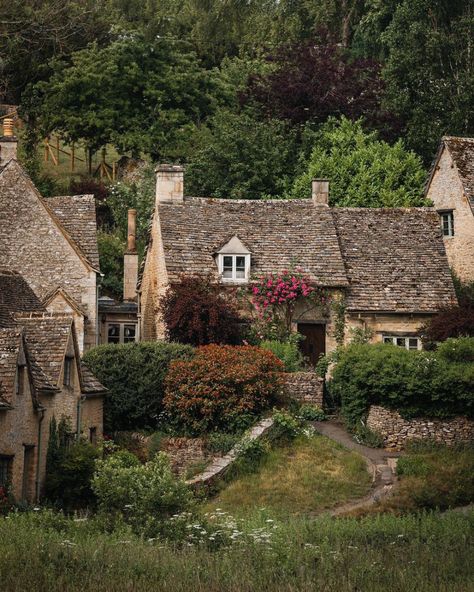 English Autumn, Arlington Row, Photography Places, British Cottage, Autumn Cottage, British Architecture, English Cottage Garden, Rustic Stone, Dream Cottage