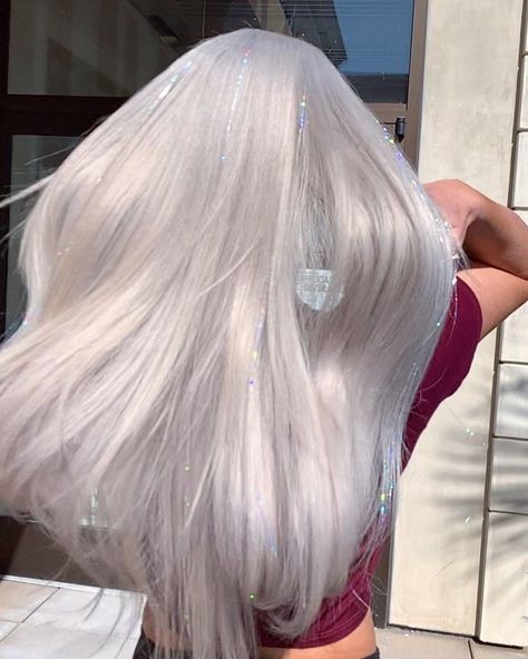 blinde white silver metallic tinsel hair Silver Platinum Hair, Hair Tinsel, Fairy Hair, Blonde Tones, Platinum Hair, Fresh Color, Hair Colours, Colored Hair, Dye My Hair