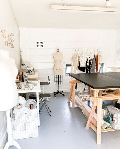 Seamstress Aesthetic, Seamstress Studio, Make Sewing Patterns, Sewing Studio Space, Office Inspiration Workspaces, Design Studio Space, Creative Studio Space, Fashion Atelier, Design Studio Workspace