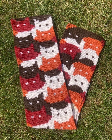 Crochet Cat Scarf, Cat Scarf Pattern, Cats Crochet, Kat Haken, Yarn Patterns, Cat Scarf, Red Yarn, Crochet Motifs, Cat Crafts