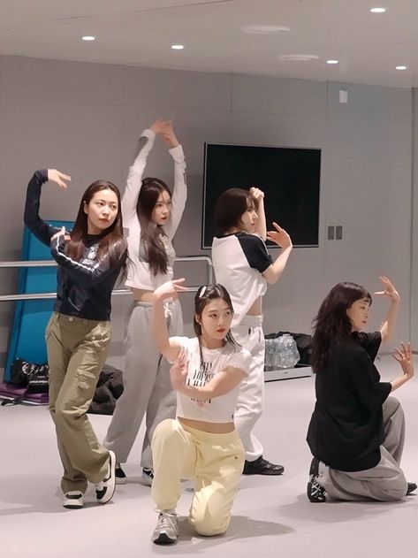 Red Velvet Dance Practice, Kpop Trainee, Idol Life, Dance Aesthetic, Career Motivation, Celebrity Lifestyle, Wattpad Stories, Kpop Entertainment, Dance Practice