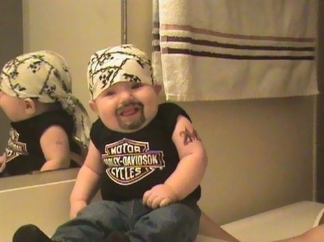 Creative Halloween costumes for baby: DIY baby biker costume Funny Baby Pictures, Funny Baby Costumes, Biker Baby, Zombie Girl, Parenting Fail, Halloween Photos, Baby Halloween Costumes, Trick Or Treater, Baby Costumes