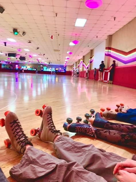 Roller Skating Outfits Aesthetic, Outfits Disco, Roller Skating Outfits, Outfits Aesthetic Summer, Skate Aesthetic, Skating Aesthetic, Roller Rink, Skater Aesthetic, Summer Plans