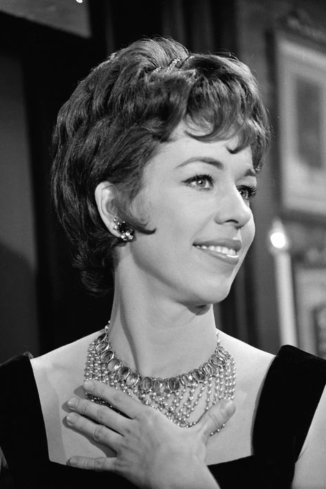 Carol Burnett's Most Iconic Moments- Carol Burnett SAG Awards Hollywood Women, The Twilight Zone, Star Actress, Carol Burnett, Vintage Pics, Celebrity Pics, Swinging Sixties, Golden Oldies, Twilight Zone