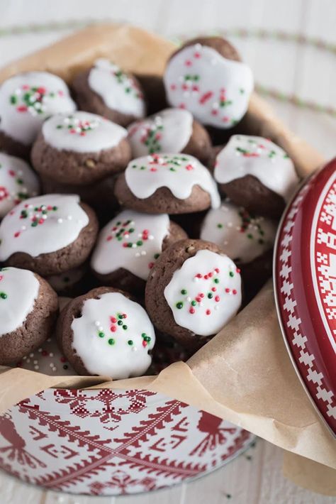 Italian Meatball Cookies, Italian Chocolate Cookies, Magnolia Bakery Recipes, Calabrese Recipes, Meatball Cookies, Cookies Italian, Italian Meatball, Cookie Stand, Italian Christmas Cookies