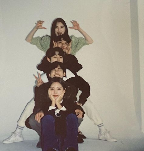 5 Person Group Pose, Pic Inspo With Friends, Friend Photo Poses, Squad Aesthetic, Group Photo Poses, Group Picture Poses, Group Photography Poses, Friend Pictures Poses, 사진 촬영 포즈