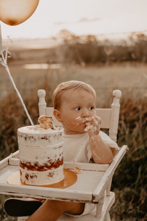 One Year Old Field Pictures, Baby Boy First Birthday Photo Shoot Outdoor, First Birthday Shoot Outdoor, First Birthday Pictures Winter, First Birthday Picnic Photoshoot, Outdoor Cake Smash Boy, Outdoor Smash Cake Photoshoot, Cake Smash Outside, First Birthday Photo Shoot Ideas Outdoor