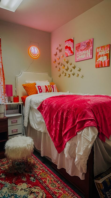 Hot Pink And Orange Room Decor, Dorm Room Aesthetic Pink, Pink And Orange Dorm Room Aesthetic, Pink Orange Room, Orange Dorm Room Ideas, Pink And Orange Room, Pink And Orange Dorm, Orange Dorm Room, Pink And Orange Bedroom