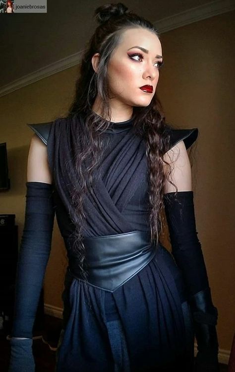 Female Sith (female Kylo maybe?) or Dark Rey...! Sith Costume, Female Sith, Sith Cosplay, Female Jedi, Star Wars Makeup, Jedi Outfit, Rey Cosplay, Jedi Cosplay, Jedi Costume