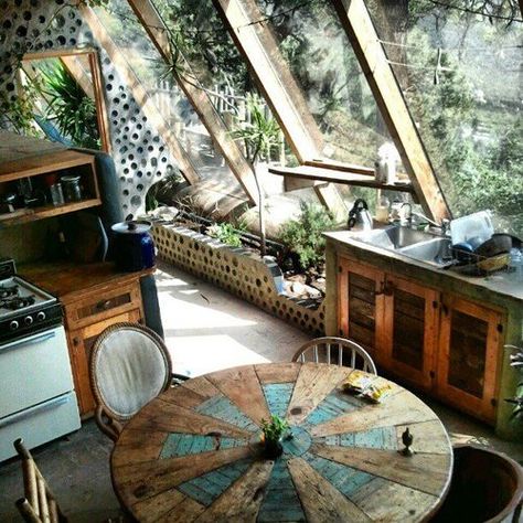 Earthship kitchen with big windows [500 × 500] - Imgur Maison Earthship, Boho Chic Kitchen, Earthship Home, Bohemian Kitchen, Lots Of Windows, Cob House, Earth Homes, Big Windows, Earthship