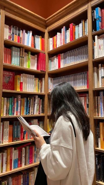 Harry Potter Vibes, Library Photo Shoot, Cho Chang, Library Aesthetic, Photography Posing Guide, Girl Reading, Fan Book, Portrait Poses, Book Girl