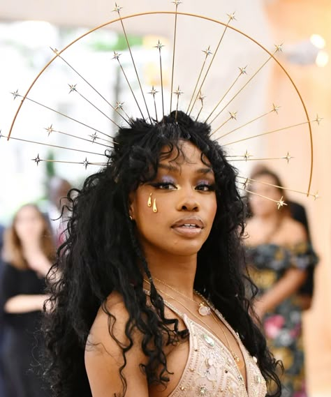 Crystal And Glitter Tears Trended At The 2018 Met Gala Crystal Tears, Couture Dior, Smink Inspiration, The Met Gala, Kate Moss, Marie Antoinette, Mode Inspiration, Black Is Beautiful, Headdress