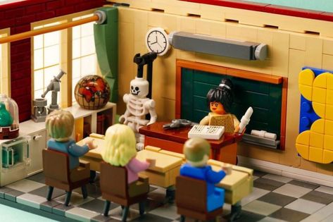 This old school classroom brings back memories. - The Brothers Brick | The Brothers Brick Old School Classroom, Lego School, Lego Village, Overhead Projector, Lego Furniture, Lego Room, Lego Photography, Lego House, Lego Design