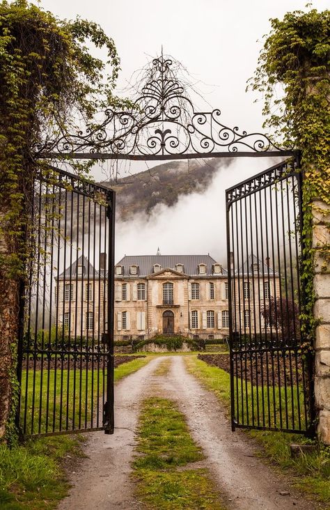 Campo Grande, Victorian Mansion Aesthetic, Old Victorian Mansions, Chateau De Gudanes, Mansion Aesthetic, Architecture Renovation, Mansion Exterior, Old Mansion, Old Manor