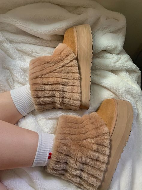 Ugg Sherpa Boots, Sherpa Uggs Outfit, Sherpa Uggs, Sherpa Outfit, Ugg Sherpa, Sherpa Boots, Outfit Ugg, Cute Uggs, Fluffy Shoes