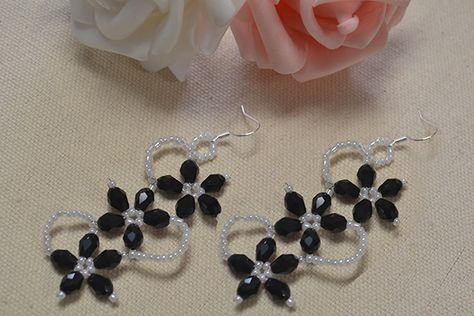 Black beaded flower earrings, like them? Then LC.Pandahall.com can teach you how to make them. Earrings At Home, Beaded Earrings Tutorials, Flower Drop Earrings, Beading Techniques, Earring Tutorial, Black Flowers, Seed Bead Earrings, Beaded Lace, Elegant Earrings