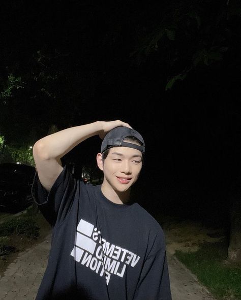 Kang Daniel boasted visuals in his new Instagram picture, posted on June 25. Daniel Kang, Korean Characters, Daniel K, Prince Daniel, Kang Daniel, New Instagram, Instagram Pictures, Baekhyun, Boyfriend Material