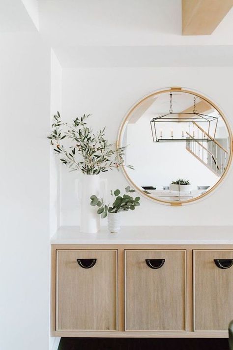 Scandinavian Hallway, Entryway Table Modern, White Interior Design, Modern Entryway, Cosy Home, Home Modern, Round Mirror, Round Mirrors, Cheap Home Decor