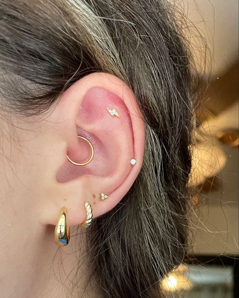 Flat And Daith Piercing, Ear Flat Piercings, Flat Piercing Ears, Mid Helix Piercing Ideas, Flat Piercing Ideas, Flat Ear Piercing, Flat Piercing, Earring Stack, Piercing Inspo