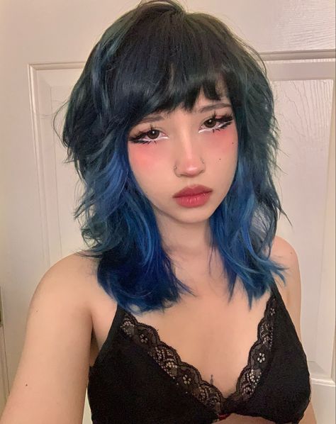 Grunge Haircuts, Blue Dyed Hair, Short Dyed Hair, World Hair, Hair Help, Punk Hair, Dyed Hair Inspiration, Hair Reference, Dye My Hair