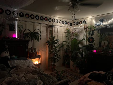 Bedroom Edgy Aesthetic, Dark Indie Room Aesthetic, Small Room Ideas Aesthetic Vintage Dark, Dark Artsy Bedroom, Bohemian Grunge Bedroom, Earthy Grunge Room, Dark Indie Room, Dark Bedroom Aesthetic Grunge, Grunge Bedroom Ideas