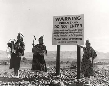 Indian Policy- Indian policy was the act of removing hundreds of native american tribes from their native lands and relocating them. Their new territory was now in present day Oklahoma, Kansas and Nebraska. This was also known as the Great American Desert because it was widely known as a dry and inferable, unfarmable land. Thomas Jefferson justified this movement by explaining that it was an area where native americans could live, undisturbed by the white men. Colville Tribe, Native American Facts, American Desert, Wounded Knee, American Indian History, Trail Of Tears, Native American Photos, Native American Heritage, Indian Heritage