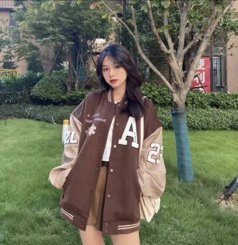 Varsity Outfit, Baseball Jacket Outfit, Senior Jackets, Varsity Jacket Outfit, Jacket Outfit Women, Trendy Shirt Designs, Korean Casual Outfits, Quick Outfits, Japanese Outfits