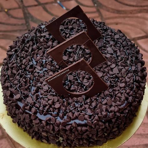 2,232 Likes, 14 Comments - See Mumbai My Way (@seebombaymyway) on Instagram: “In Frame :- Chocolate Chips Cake 🥧🤤❤️ . . Pic credit : @khaane_pe_charcha . . . . #cake…” Choco Chips Cake, Cake Decorating For Kids, Cake Designs For Girl, Fresh Fruit Cake, Different Types Of Cakes, Chocolate Cake Designs, Cake For Husband, Chocolate Chip Cake, Simple Cake Designs