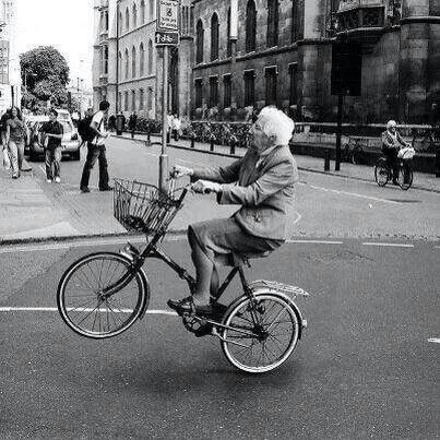 Granny doing wheelies! Mont Fuji, Riding A Bike, I Want To Ride My Bicycle, Old Woman, Foto Art, Old People, Black White Photos, Old Man, Growing Old