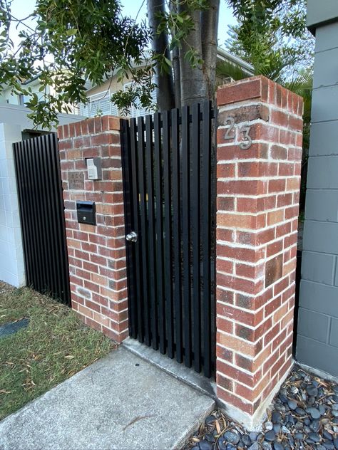 Red convict bricks used with black slatted entry gate and fence Slat Gate, Blonde Brick, High Rise Residential, Red Brick House Exterior, Tiny Backyard, Cozy Garden, Black Fence, House Fence Design, Red Brick Wall