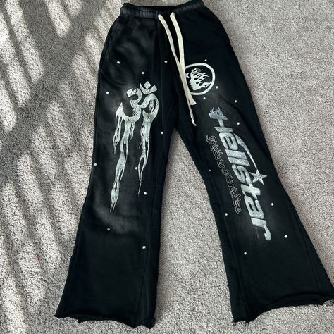 Flared Sweatpants Cute Sweatpants Designs, Flair Sweatpants Outfit, Flared Sweatpants Men, Hoodie Branding Ideas, Flare Sweatpants Outfit, Flare Sweats, Baggie Pants, Sweatpants Graphic, Drip Clothes