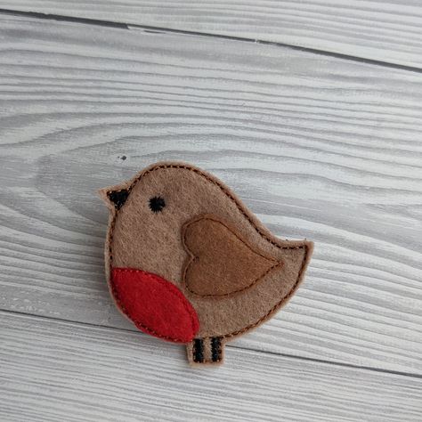 Felt Objects, Robin Red Breast, Brooch Ideas, Diy Felt Christmas Ornaments, Cute Brooch, Sewing Creations, Christmas Crafty, Felt Crafts Christmas, Scrap Fabric Crafts