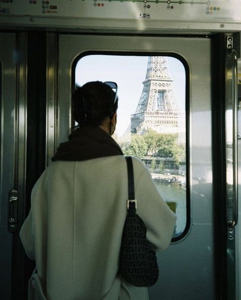 Torre Eiffel Paris, Paris Dream, Paris Vibes, Paris Girl, Parisian Life, 사진 촬영 포즈, Paris Aesthetic, Foto Tips, Living In Paris